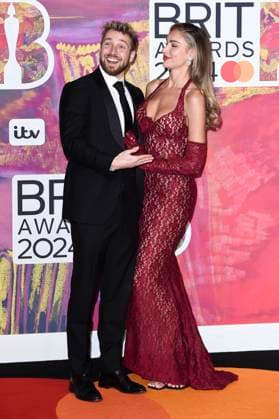 Zara McDermott and Sam Thompson at the 44 BRIT Awards 2023 at the O2 Arena London, 02 03 2024 Foto:xS.xVasx xFuturexImagex brit_awards_4412