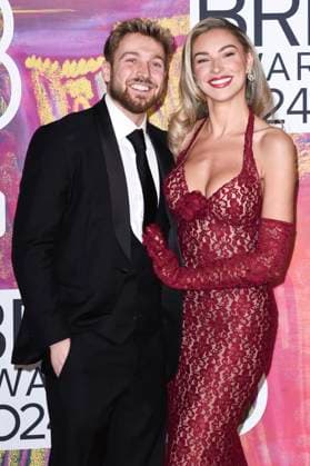 Zara McDermott and Sam Thompson at the 44 BRIT Awards 2023 at the O2 Arena London, 02 03 2024 Foto:xS.xVasx xFuturexImagex brit_awards_4414