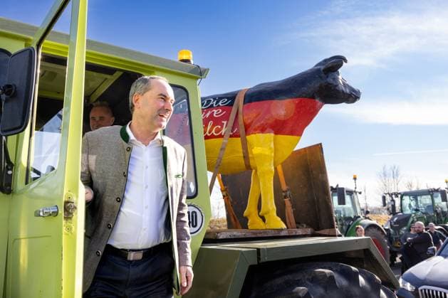 News Themen der Woche KW09 News Bilder des Tages Demonstration an der Landesgrenze Bayern-Thüringen Hubert Aiwanger (Freie Wähler) bayerischer Wirtschaftsminister, ist Gastredner bei einer Demonstration an der Landesgrenze Bayern-Thüringen. Bei der Demonstration des Mittelstands in der Mitte Deutschlands am einstigen innerdeutschen Grenzübergang auf der Schanz zwischen Eußenhausen (Bayern) und Henneberg (Thüringen) schilderten Vertreter aus den Bereichen Agrar, Handwerk, Transport und Logistik aus den Landkreisen Rhön-Grabfeld und Schmalkalden-Meiningen den anwesenden Politikern, welche Probleme und Sorgen sie haben und warum sie unzufrieden mit der Politik sind. Henneberg Thüringen DEUTSCHLAND *** Demonstration at the border between Bavaria and Thuringia Hubert Aiwanger Frei