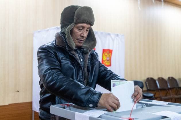 News Themen der Woche KW09 News Bilder des Tages RUSSIA, KEMEROVO REGION - MARCH 3, 2024: A man casts his ballot in the village of Klyuchevoi in the Tashtagol District of the Kemerovo Region during an early voting in the 2024 Russian presidential election in remote regions of Russia. The 2024 Russian presidential election is scheduled for 15-17 March 2024. The four candidates running for presidency include LDPR Party leader Slutsky, Kharitonov of the Russian Communist Party, incumbent president Putin and Davankov of the New People Party. Maxim Kiselev TASS  67878934