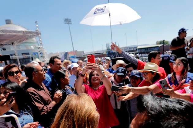 Xochitl Galvez in Querétaro, Mexico - 03 Mar 2024 Xochitl Galvez, candidate of the Fuerza y ??Corazón por México coalition takes selfies with her supporters during the rally. Xochitl Galvez, candidate of the Fuerza y ??Corazón por México coalition, held a rally at the Olympic Stadium in Querétaro to talk about her proposals for the next elections, where she will seek to become the first woman to govern the country. Queretaro Mexico Copyright: xCesarxGomezx xSOPAxImagesx _EGR9575