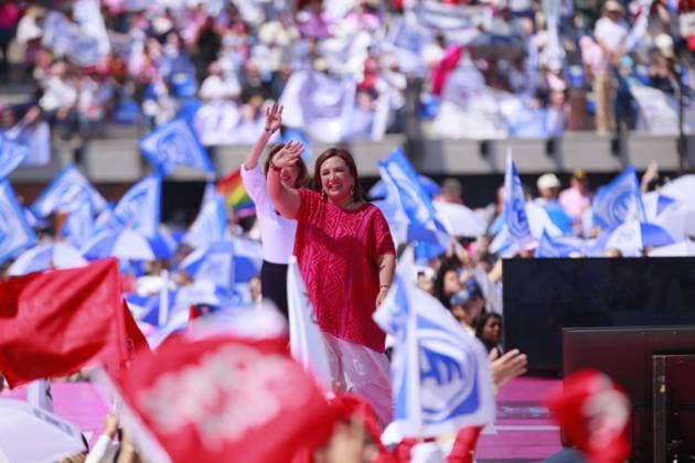 Xochitl Galvez in Querétaro, Mexico - 03 Mar 2024 Xochitl Galvez, candidate of the Fuerza y ??Corazón por México coalition greets her supporters during the rally. Xochitl Galvez, candidate of the Fuerza y ??Corazón por México coalition, held a rally at the Olympic Stadium in Querétaro to talk about her proposals for the next elections, where she will seek to become the first woman to govern the country. Queretaro Mexico Copyright: xCesarxGomezx xSOPAxImagesx _MG_1794