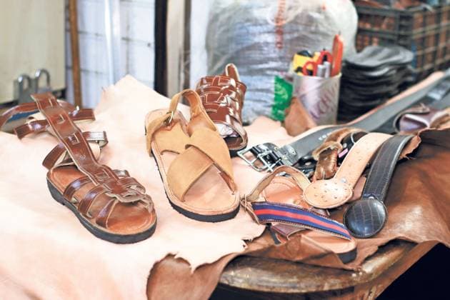 VILLAHERMOSA, Tab , April 10 EL UNIVERSAL JosÃ Moreno and his wife AmÃ rica, have a huarache workshop in the public market JosÃ Maria Pino Suarez, in Villahermosa Every year they make the sandals of the actors of the viacrucis, but this 2019 they have almost no orders Photo Agency EL UNIVERSAL EDITORIAL USE ONLY  Copyright: xGDA ElxUniversal MÃ xico-xTodosxlosxderechosxreservados.xProhibidoxelxusoxoxreproduccionxdexestaximagenxenxMÃ xicox x mxeluniversalpic397799