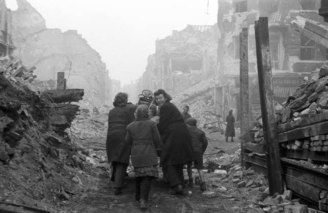WWII BERLINERS HOMECOMING RUINS 1218 03.05.1945 Berliners going home. Battles are over. Alexander Kapustyanskiy Sputnik Berlin Germany  Copyright: xAlexanderxKapustyanskiyx