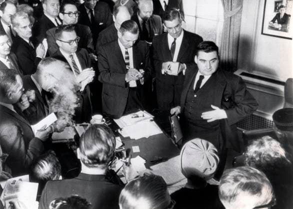 White House Press Secretary, Pierre Salinger, Announcing to Reporters that U.S. President John Kennedy will make National Television Report Regarding Cuban Missile Crisis, October 22, 1962  Copyright: xABxArchivex jtv005190