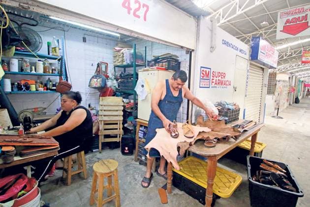 EUM2019090411SOC02 JPG VILLAHERMOSA, Tab , Shoes shoes shoes Tabasco José Moreno and his wife América, have a huarache workshop in the public market José María Pino Suárez, in Villahermosa Every year they make the sandals of the actors of the viacrucis, but this 2019 they have almost no orders Photo File Agency EL UNIVERSAL RDB EDITORIAL USE ONLY  Copyright: xGDA ElxUniversal MÃ xico-xTodosxlosxderechosxreservados.xProhibidoxelxusoxoxreproduccionxdexestaximagenxenxMÃ xicox x mxeluniversalpic398296