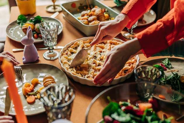 Hands of woman cutting savory pie on dining table at Easter dinner model released, Symbolfoto, VSNF01648