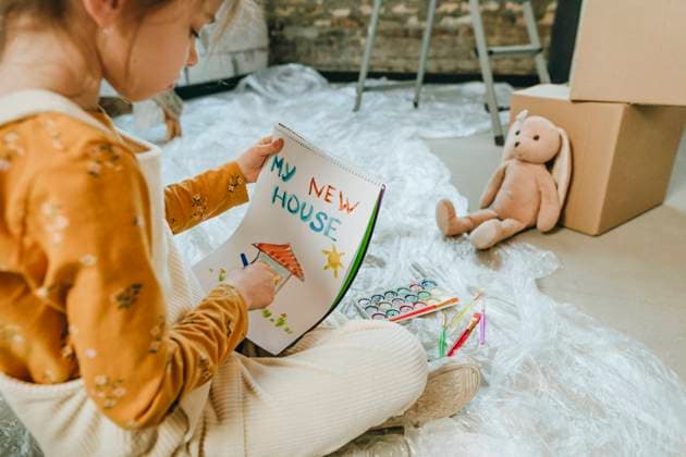 Creative Highlights Symbolbilder Girl drawing on sketch pad near cardboard boxes model released, Symbolfoto property released, YTF01611