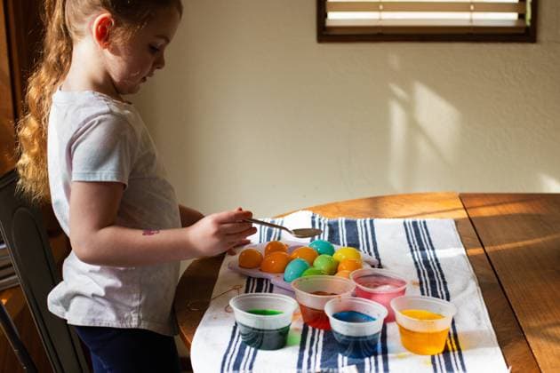 Little girl with long hair dyeing Easter eggs Seattle, Washington, United States CR_AAGC240229-1359999-01 ,model released, Symbolfoto