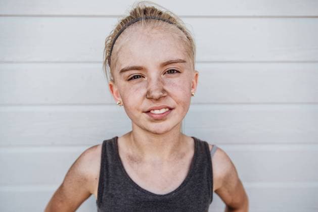 Creative Highlights Symbolbilder Portrait of young girl covered in dirt looking at camera. Bismarck, North Dakota, United States CR_KIFR240228-1358282-01 ,model released, Symbolfoto