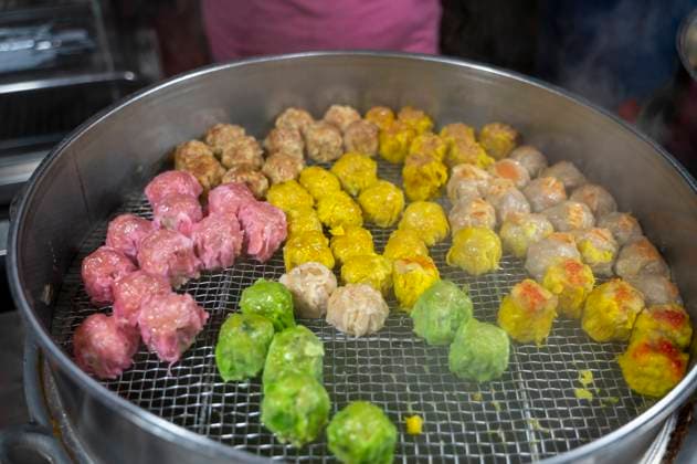 IMAGO Creative, Food, Dumplings MR_ID19146_16253_WilmerEduardoFernandezParra.jpg, MR_ID19146_16249_MariaEugeniaMendezRodriguez.jpg, MR_ID19146_16252_CinthyaJosefinaGonzalezLorenzo.jpg, MR_ID19146_16368_PabloHernadezMendez.jpg, PR_ID19146_6749_TatooCinthya.jpg, MR_ID19146_16251_MarisaSuar Steamed multi-colored dumplings showcased in a street food market in Malaysia, with steam rising as they cook., Property released Model Released GabrielTrujillo_ID19146_569342_025 Copyright: xGabrielxTrujillox RECORD DATE NOT STATED