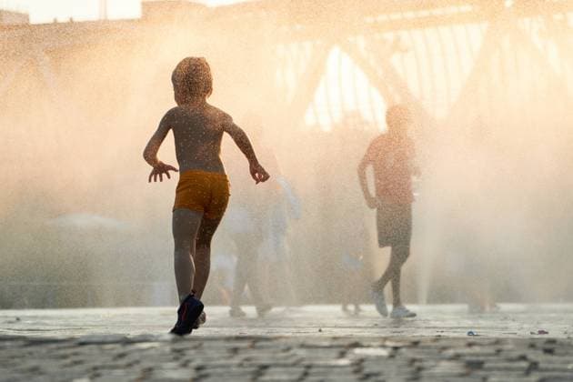 Creative Highlights Symbolbilder Anonymous silhouette of a child runs through the mist of a city fountain as the sun descends, casting a warm, golden glow over the urban landscape Model Released KomusoColorsandia_ID19817_587937_002 Copyright: xKomusoxColorsandiax RECORD DATE NOT STATED