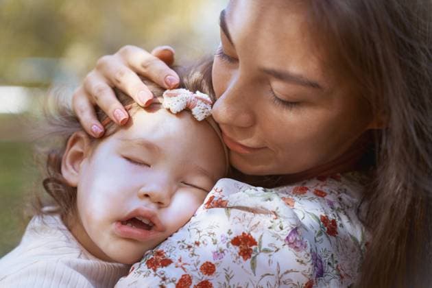 Creative Highlights Symbolbilder MR_ID19645_16388_ArinaKhan.jpg, MR_ID19645_16387_DaryaKhan.jpg A tender moment as an ethnic mother cuddles her sleepy daughter in a sunny California park. Model Released Zhenikeyev_ID19645_582372_002 Copyright: xZhenikeyevx RECORD DATE NOT STATED