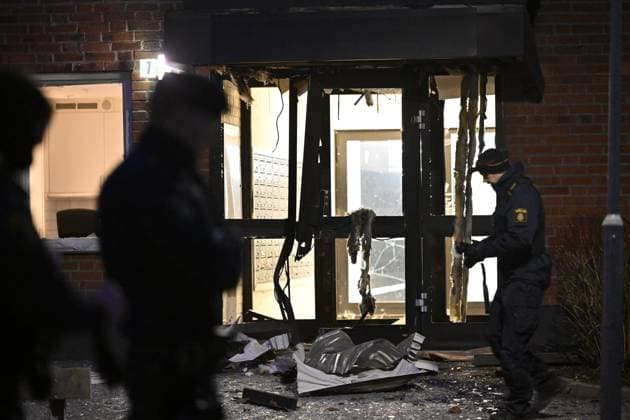 News Themen der Woche KW10 News Bilder des Tages STOCKHOLM, SVERIGE 20240305 Polisens avspärrningar efter en explosion i ett trapphus till ett flerfamiljshus i Lidingö STOCKHOLM SVERIGE x10060x *** STOCKHOLM, SWEDEN 20240305 Police cordons after an explosion in a stairwell of an apartment building in Lidingö STOCKHOLM SWEDEN x10060x  Copyright: xHenrikxMontgomery TTx EXPLOSION LIDINGÖ yf8q2YbqcBo