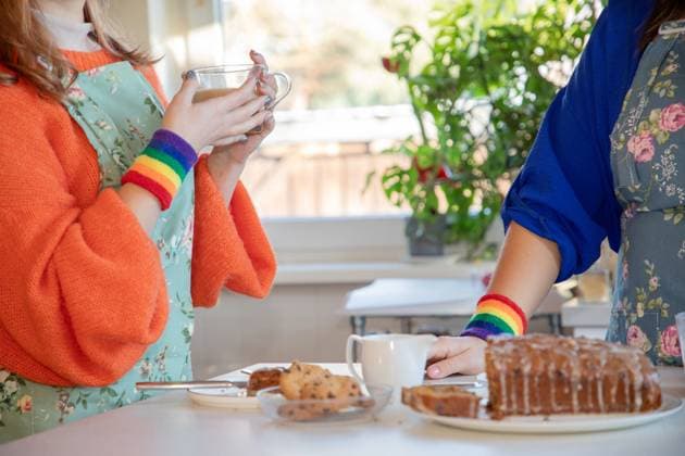 IMAGO Creative, Ostern, Bräuche, Osterbrunch Midsection of two young women with rainbow bracelets R_ZQLZ240229-1360434-01 ,model released, Symbolfoto
