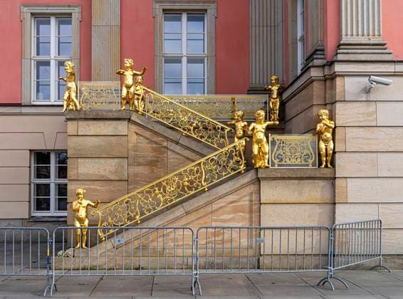 Putten auf der Fahnentreppe am Landtagsgebäude, Potsdam, Brandenburg, Deutschland, Europa *** Putten at the Flag staircase on Parliament building, Potsdam, Brandenburg, Germany, Europe Copyright: imageBROKER Karl-HeinzxSpremberg ibxkhs10273448.jpg