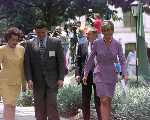 POOL PHOTO BY HARRY HAMBURG NEW YORK DAILY NEWS (KRT202) WASHINGTON, June 17 Princess Diana after her press availability at the American Red Cross. With her is Red Cross President Elizabeth Dole and land mine victim Ken Rutherford. (POOL PHOTO) WASHINGTON DC USA EDITORIAL USE ONLY Copyright: xx HARRYxHAMBURGx cnpphotos119039