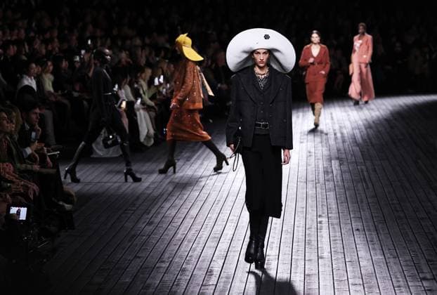 Entertainment Themen der Woche KW10 Entertainment Bilder des Tages (240305) -- PARIS, March 5, 2024 -- Models present creations from the Fall-Winter 2024 2025 ready-to-wear collection by French fashion house Chanel during the Paris Fashion Week, in Paris, France, on March 5, 2024. ) FRANCE-PARIS-FASHION WEEK-CHANEL GaoxJing 