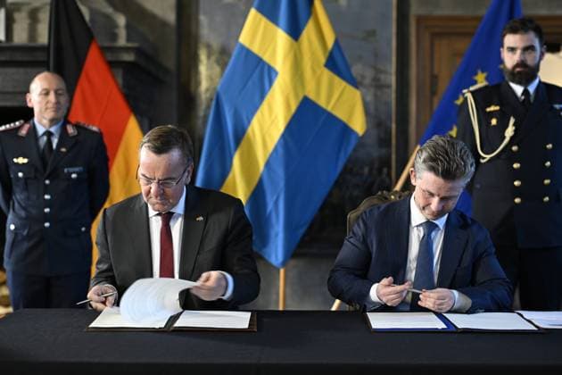 Bilder des Jahres 2024, News 03 März News Themen der Woche KW10 News Bilder des Tages STOCKHOLM , SVERIGE 20240305 Tysklands försvarsminister Boris Pistorius och Sveriges försvarsminister Pal Jonson skriver under ett uppdaterad avsiktsförklaring om det bilaterala samarbetet mellan Tyskland och Sverige, ett sa kallat Letter of Intent (LOI), i samband med en pressträff efter sitt möte pa Karlbergs Slott i Solna, Stockholm. STOCKHOLM SVERIGE x10050x *** STOCKHOLM , SWEDEN 20240305 German Defense Minister Boris Pistorius and Swedish Defense Minister Pal Jonson sign an updated Letter of Intent (LOI) on the bilateral cooperation between Germany and Sweden at a press conference after their meeting at Karlberg Castle in Solna, Stockholm STOCKHOLM SWEDEN x10050x  Copyright: xPontusxLundahl TTx PRESSTRÄFF FÖRSVARSMINISTRAR TYSKLAND SVERIGE 0fiU6b-0CGU