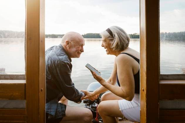 Creative Highlights Symbolbilder Happy senior couple with smart phone sitting on houseboat Germany, model released, property released Copyright: xMaskotx , MA107931 MA107931