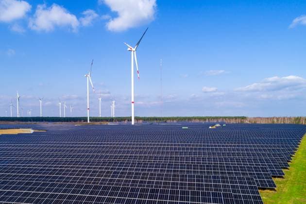 Energiepark Lausitz bei Klettwitz DEU Deutschland Brandenburg Klettwitz, 05.03.2024, Solaranlagen und Windraeder sind im Energiepark Lausitz bei Klettwitz zu sehen. Der Energiepark Lausitz verfuegt ueber eine installierte Gesamtleistung (Solar) von 300 Megawatt und ist eines der bislang groessten Solarprojekte Deutschlands. Luftaufnahme mit einer Drohne. *** Energiepark Lausitz near Klettwitz DEU Germany Brandenburg Klettwitz, 05 03 2024, Solar systems and wind turbines can be seen in the Lausitz Energy Park near Klettwitz The Lausitz Energy Park has a total installed solar capacity of 300 megawatts and is one of the largest solar projects in Germany to date Aerial view with a drone AF_Klettwitz_62638