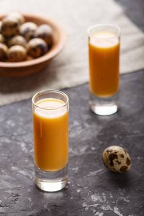  Süßer Eierlikör im Glas mit Wachteleiern auf einem schwarzen Betonhintergrund. Seitenansicht, unauffällig, Nahaufnahme *** Sweetie Egg liqueur at Glass with Quail eggs at a Black people Concrete background Side view, inconspicuous, Close-up Copyright: imageBROKER/ULADZIMIRxZGURSKI ibxuzg10174882.jpg