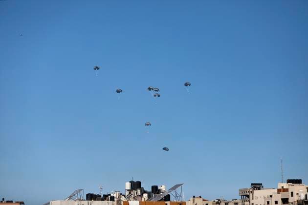 News Themen der Woche KW10 News Bilder des Tages (240305) -- GAZA, March 5, 2024 -- Humanitarian aid is airdropped over the northern Gaza Strip, on March 5, 2024. The Jordan Armed Forces-Arab Army said on Tuesday that it conducted eight joint airdrops of aid to Gaza with several countries. (Photo by Xinhua) MIDEAST-GAZA-JORDAN-HUMANITARIAN AID-JOINT AIRDROPS MohammedxAli 