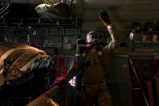 Bilder des Jahres 2024, News 03 März News Themen der Woche KW10 News Bilder des Tages A U.S. Air Force loadmaster prepares to release humanitarian aid pallets of packaged food over Gaza, on Tuesday, March 5, 2024. Three U.S. Air Force C-130 variants released 60 pallets, consisting of over 36,800 U.S. and Jordanian meals, during the humanitarian airdrop mission. Photo via U.S. Air Force Courtesy  WAX2024030503 STAFFxSGT.xJASMONETxHOLMES