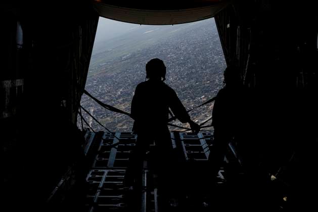 News Themen der Woche KW10 News Bilder des Tages A U.S. Air Force Airman stands on the ramp of a C-130J Combat King II after airdropping humanitarian aid destined for Gaza, on Tuesday, March 5, 2024. The combined and joint operation included U.S. Air Forces Central C-130 aircraft coalition partners specialized in the aerial delivery of U.S. and Jordanian assistance supplies. Photo via U.S. Air Force Courtesy  WAX2024030517 STAFFxSGT.xCHRISTIANxSULLIVAN
