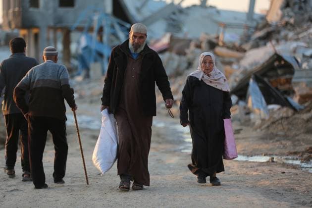 Bilder des Jahres 2024, News 03 März News Themen der Woche KW10 News Bilder des Tages (240305) -- GAZA, March 5, 2024 -- People walk past destroyed buildings at Al-Maghazi refugee camp in central Gaza Strip, on March 5, 2024. The Palestinian death toll in the Gaza Strip from ongoing Israeli attacks has risen to 30,631, the Hamas-run Health Ministry said on Tuesday. MIDEAST-GAZA-AL-MAGHAZI REFUGEE CAMP Dawood 