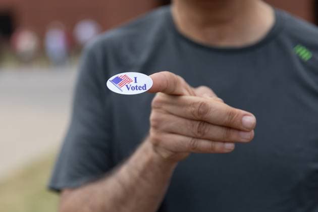 News Themen der Woche KW10 News Bilder des Tages (240305) -- PLANO (U.S.), March 5, 2024 -- A voter shows a sticker at a polling station in Plano, Texas, the United States, on March 5, 2024. Polls begin to open in more than a dozen U.S. states on the so-called Super Tuesday as part of the 2024 presidential primaries, with voters concerned about the leading candidates of both parties. (Photo by Xinhua) U.S.-TEXAS-PLANO-PRESIDENTIAL PRIMARIES-SUPER TUESDAY DanxTian 