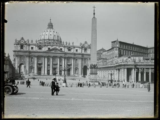RECORD DATE NOT STATED Sint-Pietersplein with St. Peter s Basilica, the Vatican obelisk and the Colonnade, Vatican City, Anonymous, c. 1907 - c. 1935 Vatican CITY glass Roman Catholic Church. obelisk, needle. square, place, circus, etc. Saint Peters Square. St. Peter s basilica. Vatican Copyright: xpiemagsx rknbpie11012024-43305 !ACHTUNG AUFNAHMEDATUM GESCHÄTZT!