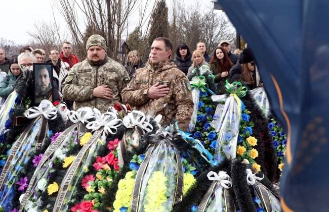 News Themen der Woche KW10 News Bilder des Tages Memorial service for Ukrainian defender Daniil Semenenko - Bucha Bucha, Ukraine - March 5, 2024 - Servicemen stand to attention during the memorial service for Ukrainian defender Daniil Semenenko who was killed in action against Russian invaders on the Donetsk axis February 29, 2024, on the Alley of Heroes, Bucha, Kyiv region, northern Ukraine. Photo by Volodymyr Tarasov Ukrinform ABACAPRESS.COM Bucha Kyiv region Ukraine  Copyright: xTarasovxVolodymyr Ukrinform ABACAx