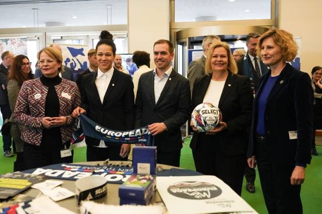 100 Tage vor dem Anpfiff der UEFA EURO 2024 100 Tage vor dem Anpfiff der UEFA EURO 2024 lädt Sport- und Innenministerin Nancy Faeser zum Countdown Event in das Bundesministerium des Innern und für Heimat ein. Mit DFB-Sportdirektor Rudi Völler, Turnierdirektor der UEFA EURO 2024 Philipp Lahm und Turnierbotschafterin Celia äaöic Berlin Berlin GER
