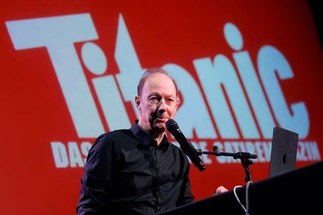 Politiker und Journalist Martin Sonneborn (Die Partei) bei der Litcologne-Veranstaltung Martin Sonneborn bleibt in Brüssel Neue Abenteuer im Europaparlament in der Volksbühne am Rudolfplatz. Köln, 06.03.2024 NRW Deutschland *** Politician and journalist Martin Sonneborn The Party at Litcologne Event Martin Sonneborn stays in Brussels New adventures in the European Parliament at the Volksbühne am Rudolfplatz Cologne, 06 03 2024 NRW Germany Copyright: xChristophxHardtx