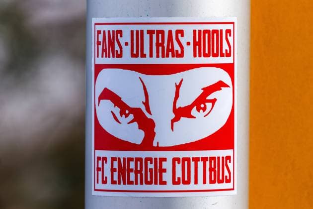 Utras Fanszene Energie Cottbus DEU Deutschland Brandenburg Cottbus, 06.03.2024, Aufkleber Sticker der Ultras Fanszene des FC Energie Cottbus kleben auf Verkehrsschildern in Cottbus. Das Umfeld der Fanszene von Energie Cottbus gilt als Sammelbecken rechtsextremer Fans und Fangruppierungen. *** Utras Fanszene Energie Cottbus DEU Germany Brandenburg Cottbus, 06 03 2024, Sticker Stickers of the Ultras Fanszene of FC Energie Cottbus stick on traffic signs in Cottbus The fan scene of Energie Cottbus is considered a gathering place for right-wing extremist fans and fan groups AF_Cottbus_62783.jpeg