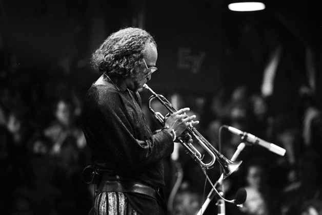 Miles Davis, Jazz-Trompeter, mit seiner Band bei seinem Konzert in der Fabrik in Hamburg, 27.10.1986 *** Miles Davis, jazz trumpeter, with his band at his concert at the Fabrik in Hamburg, 27 10 1986