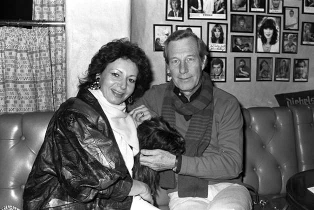 Hansjörg Felmy mit Ehefrau Claudia Wedekind und Hund bei einem Interviewtermin in Hamburg, November 1987 *** Hansjörg Felmy with his wife Claudia Wedekind and dog at an interview in Hamburg, November 1987
