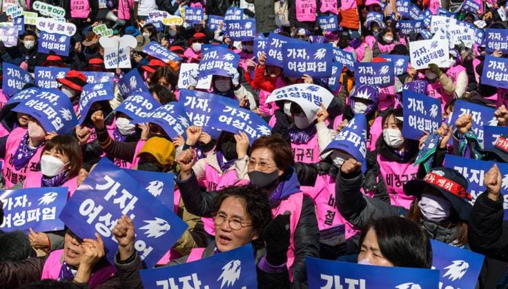 Südkorea, Demonstration am Internationalen Frauentag in Seoul South Korean women participate in a rally to mark International Women s Day in Seoul - 08 Mar 2024 South Korean women participate in a rally to mark International Women s Day in downtown Seoul. Participants in the rally are calling for the creation of a society without institutional discrimination, a society where women can enjoy equal rights to men and live with dignity and pride, and a democratic society where everyone s political, economic, social and cultural rights are fully guaranteed. Seoul South Korea Copyright: xKimxJae-Hwanx xSOPAxImagesx jhk240308002