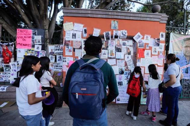 Women s Day demonstration in Queretaro Passersby observe protest banners during a Women s Day demonstration. Women from Querétaro Mobilized for International Women s Day. The march for 8M in Querétaro concluded in the Plaza de la Constitución where women demanded an end to violence and that their rights be respected. Queretaro Mexico Copyright: xCesarxGomezx xSOPAxImagesx _EGR1849