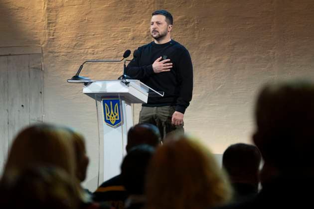 Ukraine, Wolodymyr Selenskyj während Verleihung des Taras Schewtschenko Preises in Kiew March 9, 2024, Kiev, Ukraine: Ukrainian President Volodymyr Zelenskyy stands for the national anthem during the award ceremony for the 2024 Taras Shevchenko National Prize, March 9, 2024 in Kiev, Ukraine. The award recognizes artists, poets, journalists, composers, and theater figures for their outstanding contribution to the development of Ukrainian culture. Kiev Ukraine - ZUMAp138 20240309_zaa_p138_006 Copyright: xUkrainexPresidency UkrainianxPrex