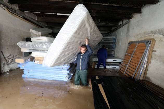 Bilder des Jahres 2024, News 03 März News Themen der Woche KW10 News Bilder des Tages inondations dans le Var PHOTOPQR NICE MATIN Philippe Arnassan ; le muy ; 10 03 2024 ; inondations ville du muy un marchand de matelas tente de sauver son stock - Heavy floods in south western France, on march 10th 2024 le muy France  Copyright: xPHOTOPQR NICExMATIN MAXPPPxPhilippexArnassanx 20240310NIM2734 20240310NIM2734