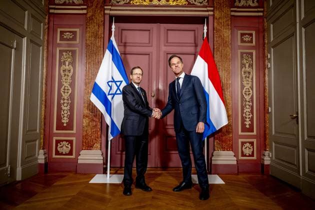 News Themen der Woche KW10 News Bilder des Tages THE HAGUE - Outgoing Prime Minister Mark Rutte receives President Isaac (Yitzhak) Herzog of Israel at the Ministry of General Affairs. During the meeting, discussions included the war in Ukraine and the situation in the Middle East. ANP ROBIN UTRECHT netherlands out - belgium out  Copyright: xx x493353181x originalFilename: 493353181.jpg