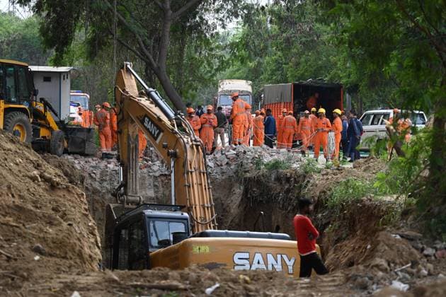 News Themen der Woche KW10 News Bilder des Tages NEW DELHI, INDIA - MARCH 10: NDRF officials seen carrying out rescue operations after reports of a person fell down in a borewell at Delhi Jal Board s Sewage Treatment plant near Keshopur on March 10, 2024 in New Delhi, India. The body of a man who had fallen into a 40-foot-deep borewell at a Delhi Jal Board water treatment plant here was pulled out after a nearly 12-hour-long rescue operation on Sunday, Water Minister Atish said that action would be taken against the official who was responsible for this sewage treatment plant. (Photo by Sanchit Khanna Hindustan Times ) Man Falls Into 40-Foot Deep Borewell Inside Delhi Jal Board Plant, Dies