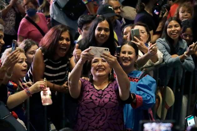 March 10, 2024, Mexico City, Mexico: Candidate to Mexico s Presidency, for the Fuerza y Corazon por Mexico coalition, Xochitl Galvez Ruiz, takes selfies with their supporters upon their arrival at Women for a Mexico Without Fear meeting, on the occasion of the commemoration of International Women s Day as part of her campaign at the Pepsi Center. on March 10, 2024 in Mexico City, Mexico Mexico City Mexico - ZUMAe321 20240310_zia_e321_012 Copyright: xLuisxBarronx