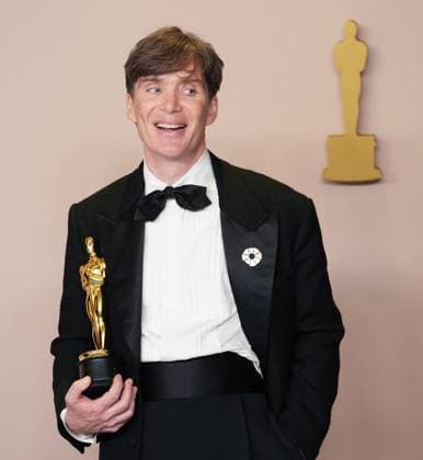 Bilder des Jahres 2024, Entertainment 03 März Cillian Murphy of Oppenheimer, celebrates backstage with his Best Actor Oscar, one of the film s seven wins, including the Best Picture, during at the 96th annual Academy Awards in Los Angeles, California, on Sunday, March 10, 2024. Since 1929, the Oscars have recognized excellence in cinematic achievements.  LAP20240310872 PATxBENIC