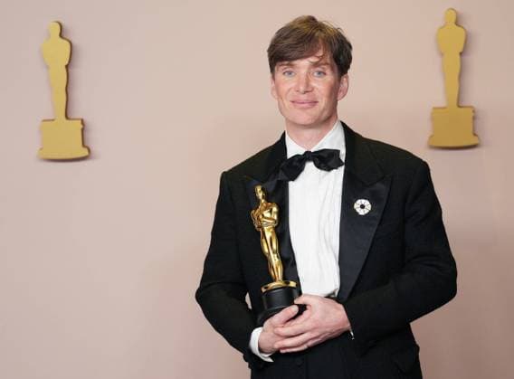 Entertainment Bilder des Tages Cillian Murphy of Oppenheimer, celebrates backstage with his Best Actor Oscar, one of the film s seven wins, including the Best Picture, during at the 96th annual Academy Awards in Los Angeles, California, on Sunday, March 10, 2024. Since 1929, the Oscars have recognized excellence in cinematic achievements.  LAP20240310873 PATxBENIC