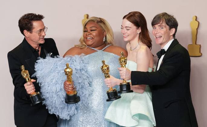 Bilder des Jahres 2024, Entertainment 03 März Entertainment Themen der Woche KW10 Entertainment Bilder des Tages Best Actor in a Supporting Role Robert Downey Jr. of Oppenheimer, Best Actress in a Supporting Role Da Vine Joy Randolph of The Holdovers, Best Actress Emma Stone of Barbie, and Best Actor Cillian Murphy of Oppenheimer, celebrate their Oscars backstage at the 96th annual Academy Awards in Los Angeles, California, on Sunday, March 10, 2024. Since 1929, the Oscars have recognized excellence in cinematic achievements.  LAP20240310881 PATxBENIC