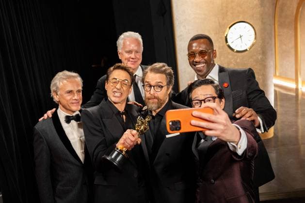 Bilder des Jahres 2024, Entertainment 03 März Entertainment Bilder des Tages Robert Downey, Jr. backstage with the OscarÂ® for Actor in a Supporting Role and Christoph Waltz, Tim Robbins, Sam Rockwell, Mahershalah Ali, and Ke Huy Yuan during the live ABC telecast of the 96th OscarsÂ® at DolbyÂ® Theatre at Ovation Hollywood on Sunday, March 10, 2024.  Copyright: xRichardxHarbaughx 34653-590PLX