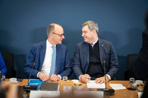 Gemeinsame Sitzung der Präsidien von CDU und CSU zum Europawahlprogramm Friedrich Merz, Parteivorsitzender CDU (links) mit Markus Söder, Parteivorsitzender CSU und Ministerpräsident Bayern;Gemeinsame Sitzung der Präsidien von CDU und CSU zum Europawahlprogramm Friedrich Merz, Parteivorsitzender CDU (links) mit Markus Söder, Parteivorsitzender CSU und Ministerpräsident Bayern, Berlin Berlin Deutschland Konrad-Adenauer-Haus *** Joint meeting of the Presidiums of the CDU and CSU on the European election program Friedrich Merz, Party Chairman CDU left with Markus Söder, Party Chairman CSU and Prime Minister of Bavaria Joint meeting of the Presidiums of the CDU and CSU on the European election program Friedrich Merz, Party Chairm
